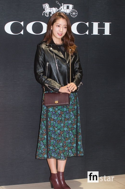 Park Shin Hye phơi phới khoe nụ cười tỏa nắng trong sự kiện mới