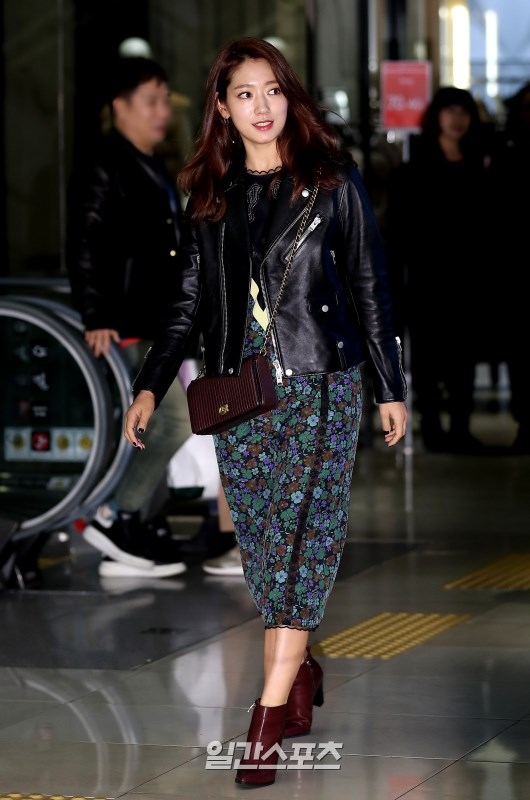 Park Shin Hye phơi phới khoe nụ cười tỏa nắng trong sự kiện mới