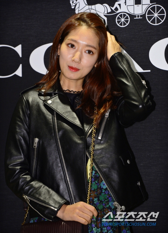 Park Shin Hye phơi phới khoe nụ cười tỏa nắng trong sự kiện mới