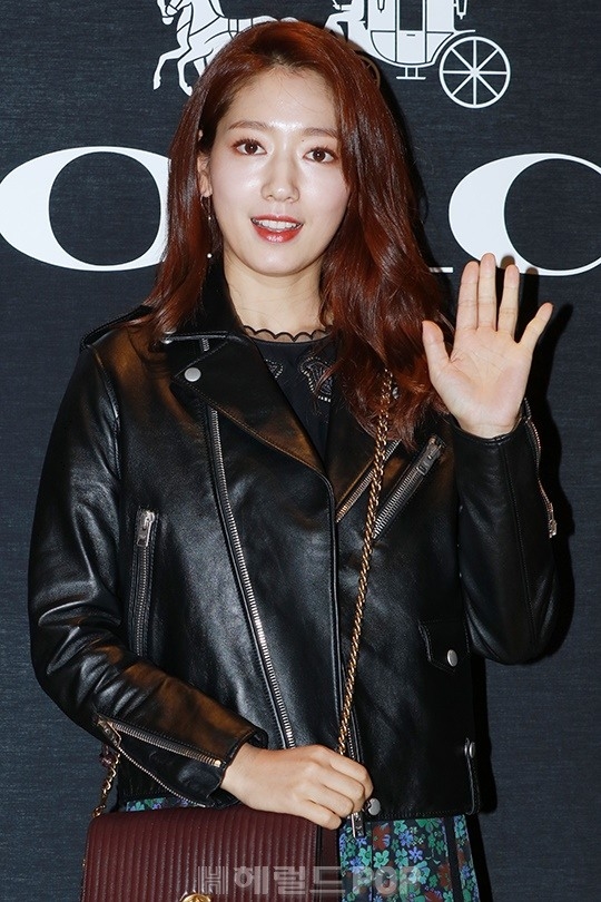 Park Shin Hye phơi phới khoe nụ cười tỏa nắng trong sự kiện mới