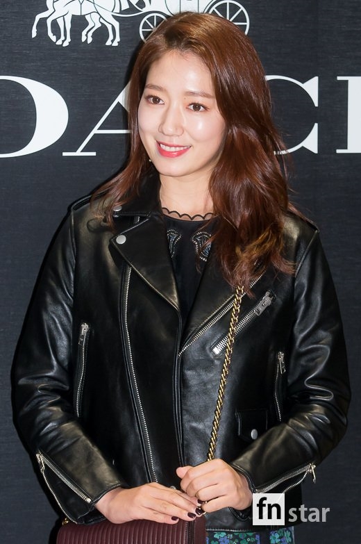 Park Shin Hye phơi phới khoe nụ cười tỏa nắng trong sự kiện mới