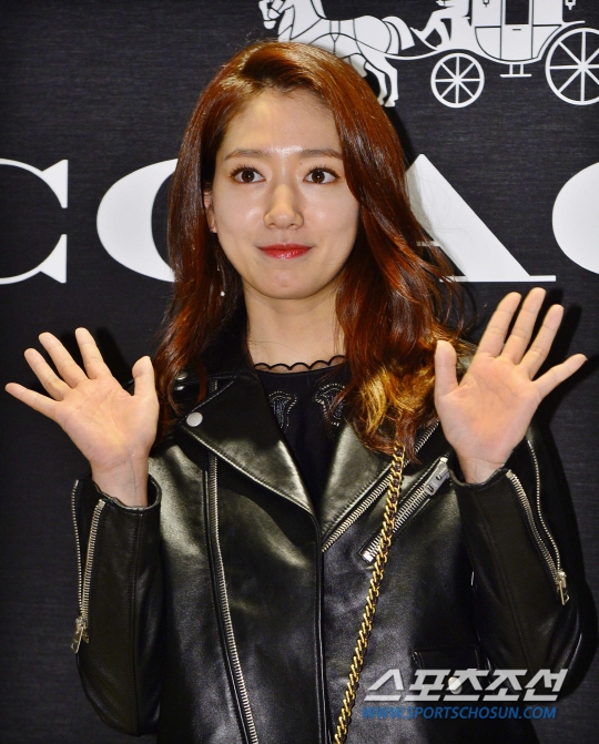 Park Shin Hye phơi phới khoe nụ cười tỏa nắng trong sự kiện mới