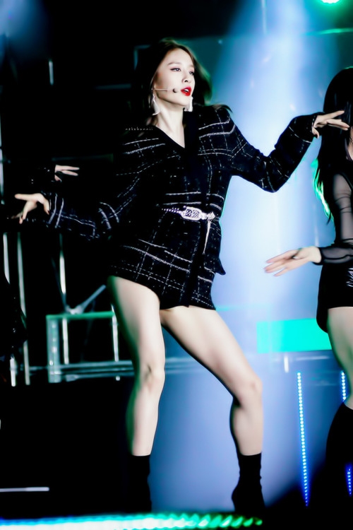 Jiyeon xinh đẹp và quyến rũ trên sân khấu concert nước ngoài