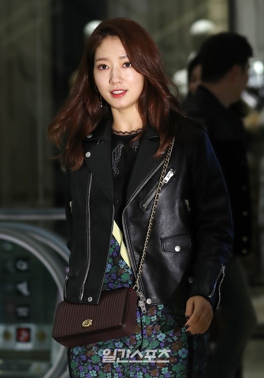 Park Shin Hye phơi phới khoe nụ cười tỏa nắng trong sự kiện mới