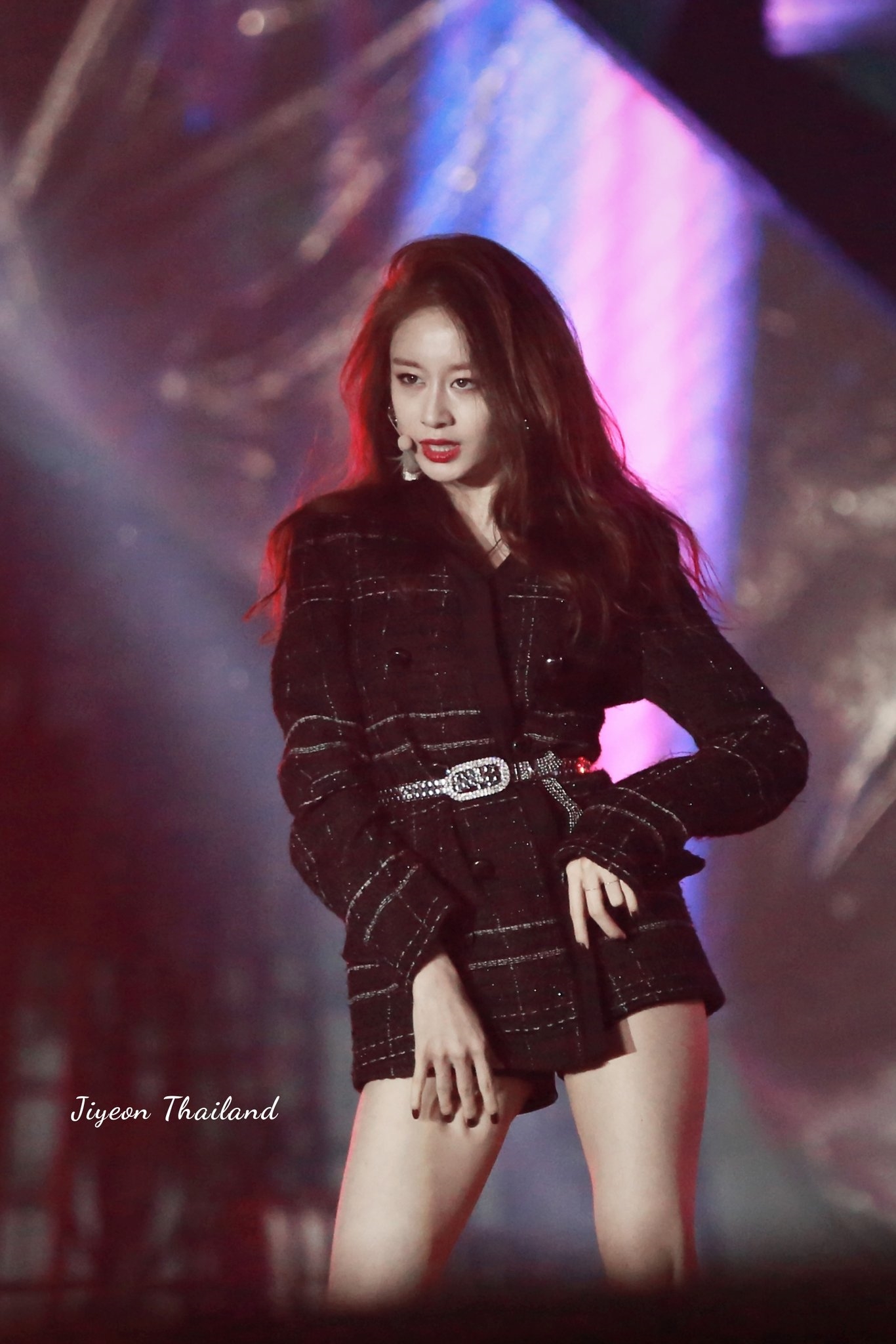 Jiyeon xinh đẹp và quyến rũ trên sân khấu concert nước ngoài