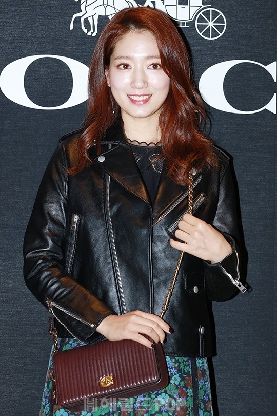 Park Shin Hye phơi phới khoe nụ cười tỏa nắng trong sự kiện mới