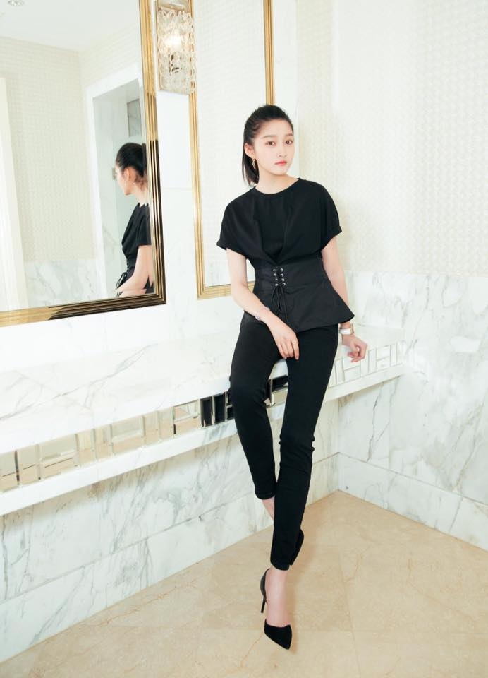 Quan Hiểu Đồng xuất hiện rạng rỡ trong những sự kiện gần đây