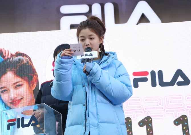 Yoo Jung xinh xắn dự fansign: fan kéo đến 'chật cứng' cả con đường