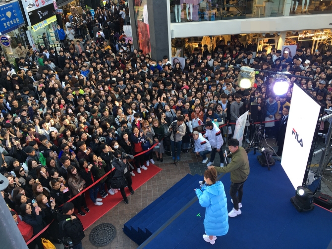 Yoo Jung xinh xắn dự fansign: fan kéo đến 'chật cứng' cả con đường