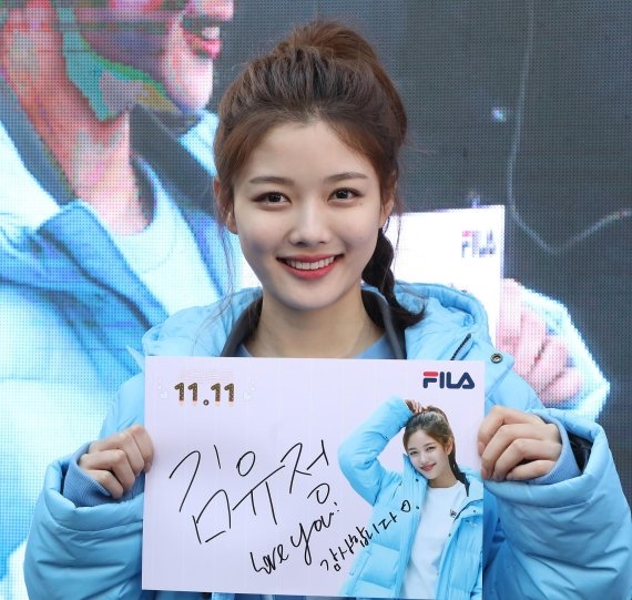 Yoo Jung xinh xắn dự fansign: fan kéo đến 'chật cứng' cả con đường