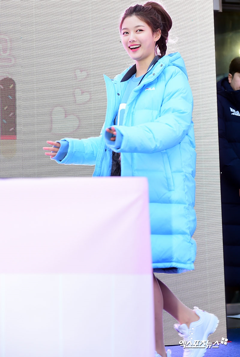 Yoo Jung xinh xắn dự fansign: fan kéo đến 'chật cứng' cả con đường