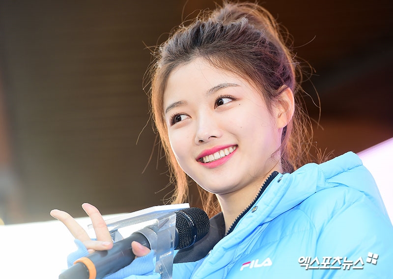 Yoo Jung xinh xắn dự fansign: fan kéo đến 'chật cứng' cả con đường