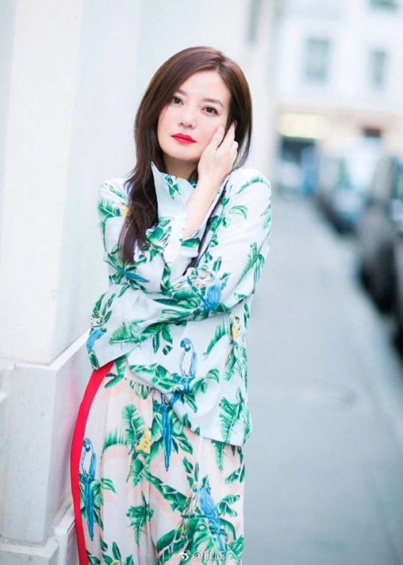 Những đặc quyền hiển hách của 'Én nhỏ' Triệu Vy tại Cbiz hiện nay