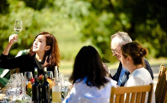 Những đặc quyền hiển hách của 'Én nhỏ' Triệu Vy tại Cbiz hiện nay