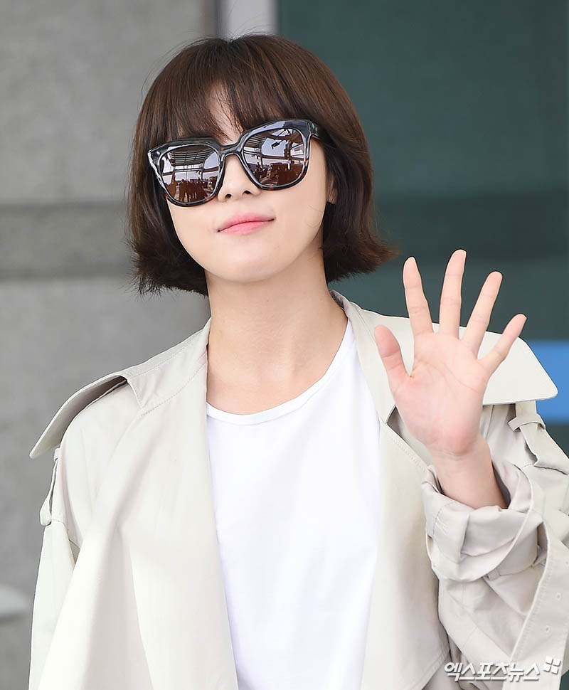 Ha Ji Won tự tin sải bước như 'soái ca' tại sân bay đi nước ng