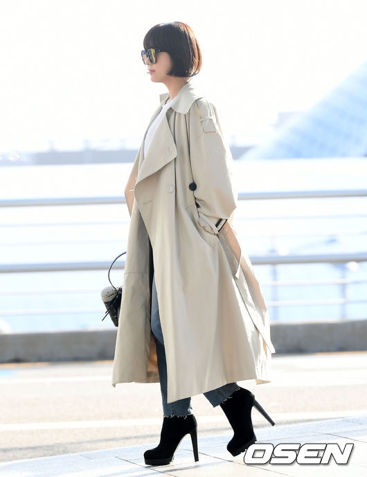 Ha Ji Won tự tin sải bước như 'soái ca' tại sân bay đi nước ng