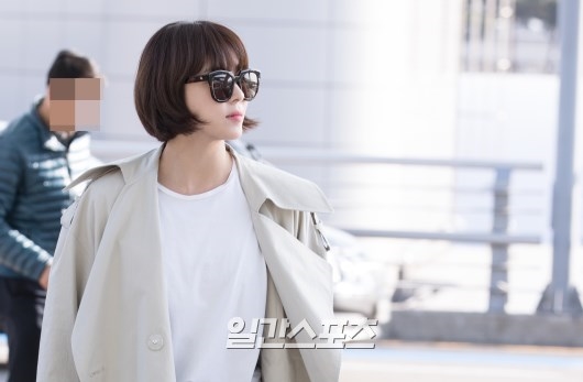 Ha Ji Won tự tin sải bước như 'soái ca' tại sân bay đi nước ng