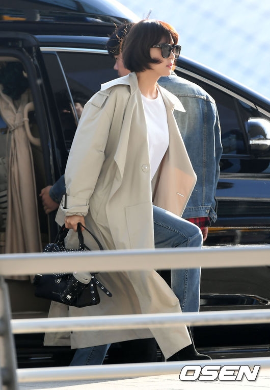 Ha Ji Won tự tin sải bước như 'soái ca' tại sân bay đi nước ng