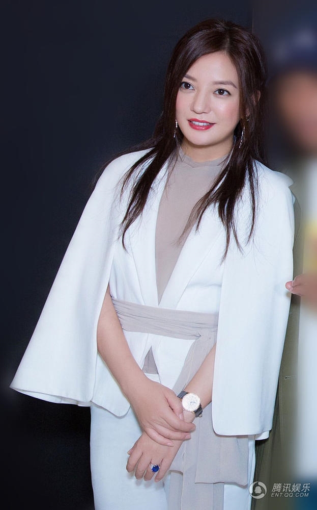 Bình thản trước scandal thương mại Triệu Vy bị netizen trách móc