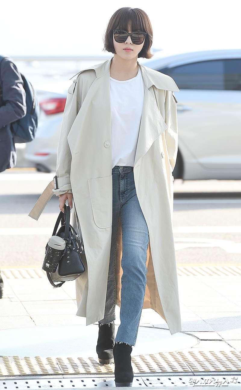 Ha Ji Won tự tin sải bước như 'soái ca' tại sân bay đi nước ng
