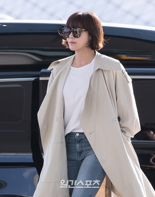 Ha Ji Won tự tin sải bước như 'soái ca' tại sân bay đi nước ng