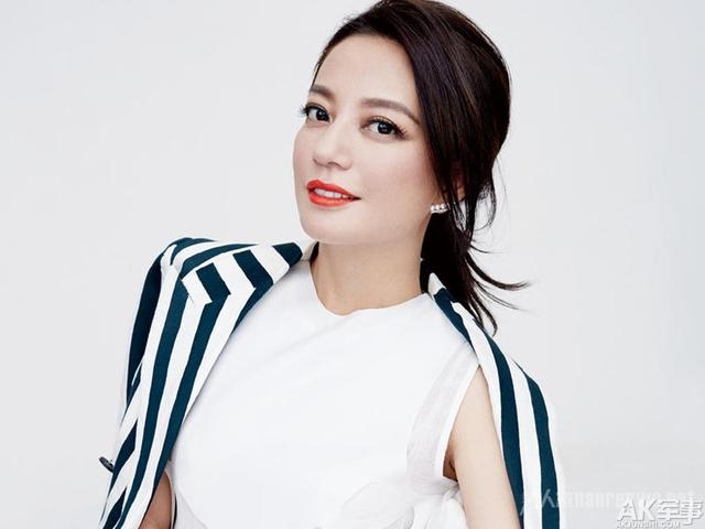 Bình thản trước scandal thương mại Triệu Vy bị netizen trách móc