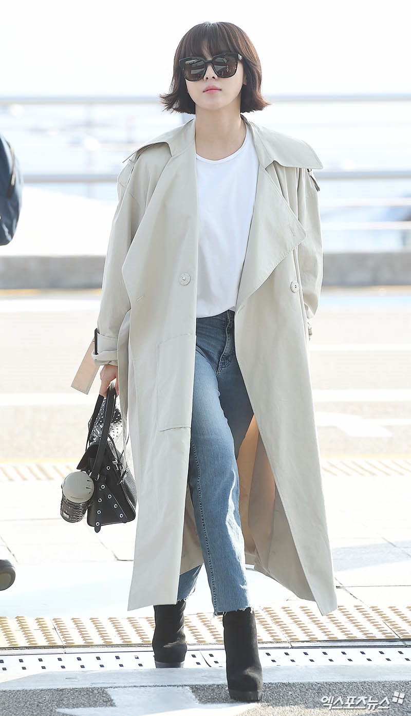 Ha Ji Won tự tin sải bước như 'soái ca' tại sân bay đi nước ng