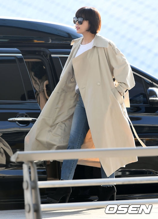 Ha Ji Won tự tin sải bước như 'soái ca' tại sân bay đi nước ng