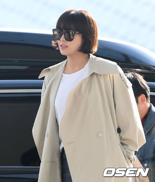 Ha Ji Won tự tin sải bước như 'soái ca' tại sân bay đi nước ng