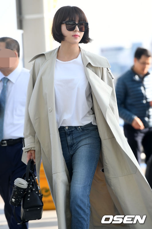 Ha Ji Won tự tin sải bước như 'soái ca' tại sân bay đi nước ng