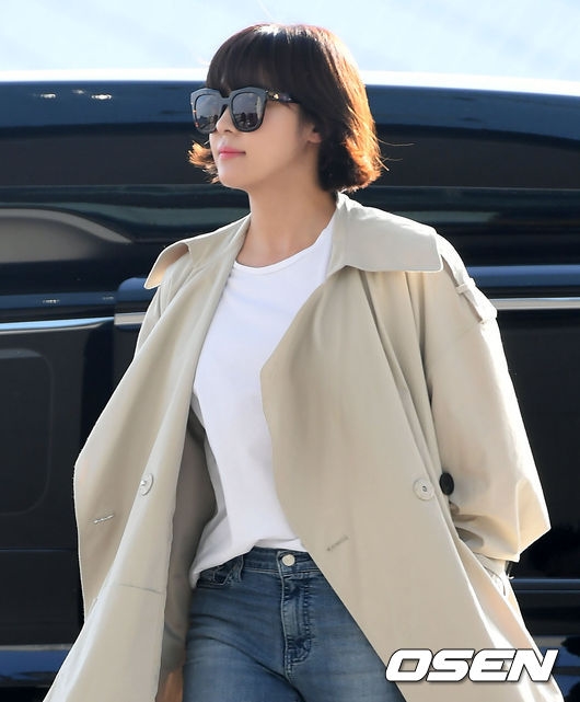 Ha Ji Won tự tin sải bước như 'soái ca' tại sân bay đi nước ng