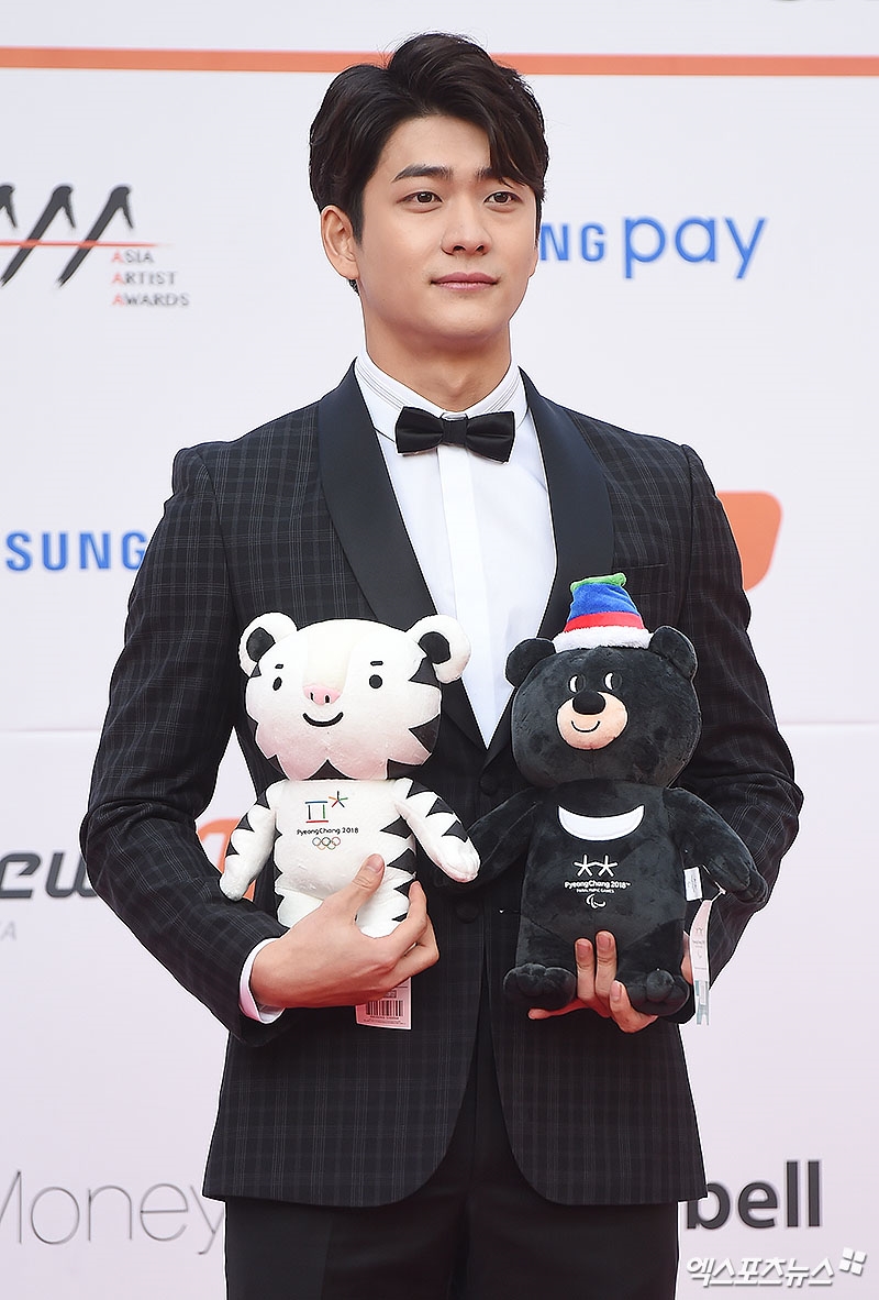 Dàn sao khủng 'dàn trận' trên thảm đỏ 'Asia Artist Awards 2017'