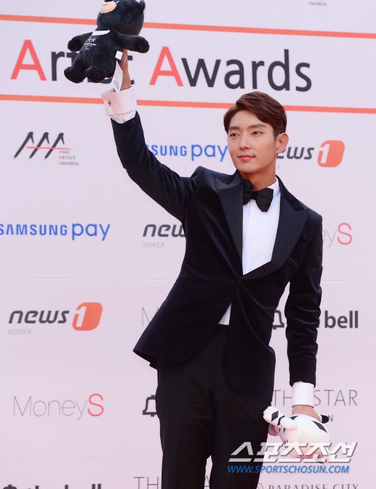 Dàn sao khủng 'dàn trận' trên thảm đỏ 'Asia Artist Awards 2017'