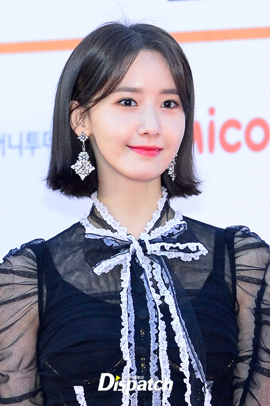 Yoona: bước từ tốn vào phòng tiệc là nguyên dàn hậu bối chào hỏi