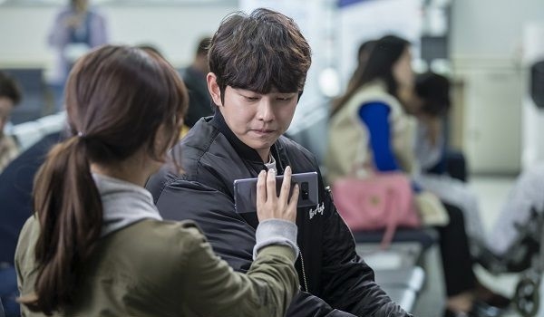 Lee Jong Suk gửi xe cà phê tới phim trường ủng hộ Yoon Kyun Sang