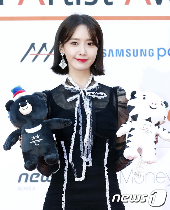 Yoona: bước từ tốn vào phòng tiệc là nguyên dàn hậu bối chào hỏi