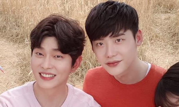 Lee Jong Suk gửi xe cà phê tới phim trường ủng hộ Yoon Kyun Sang