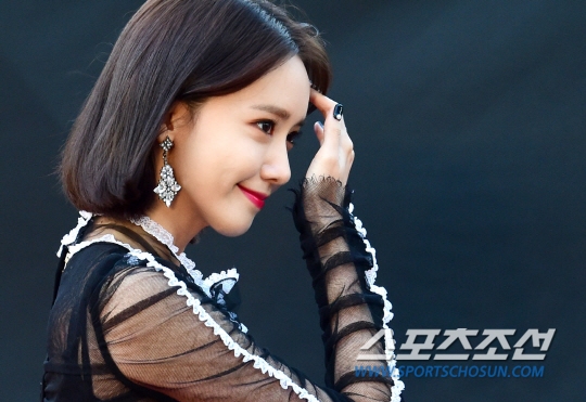 Yoona: bước từ tốn vào phòng tiệc là nguyên dàn hậu bối chào hỏi