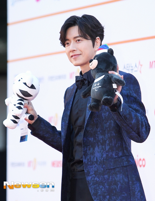 Dàn sao khủng 'dàn trận' trên thảm đỏ 'Asia Artist Awards 2017'