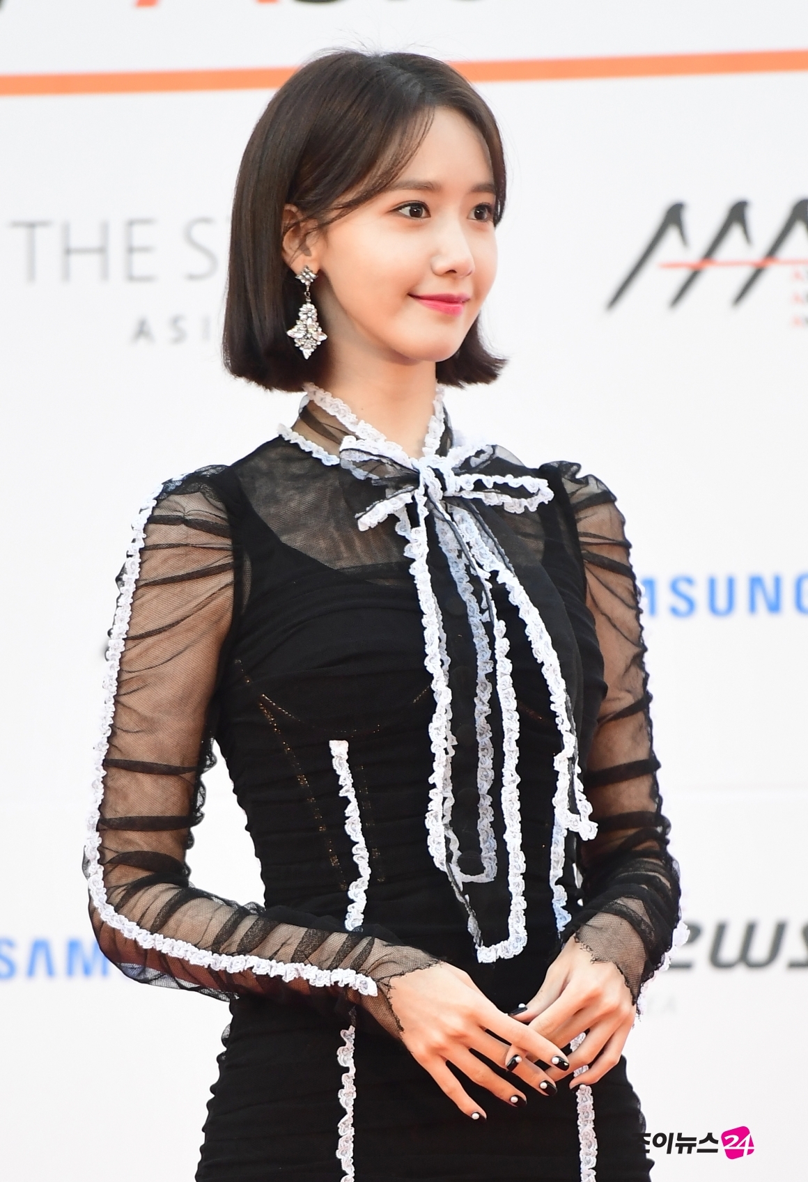 Yoona: bước từ tốn vào phòng tiệc là nguyên dàn hậu bối chào hỏi