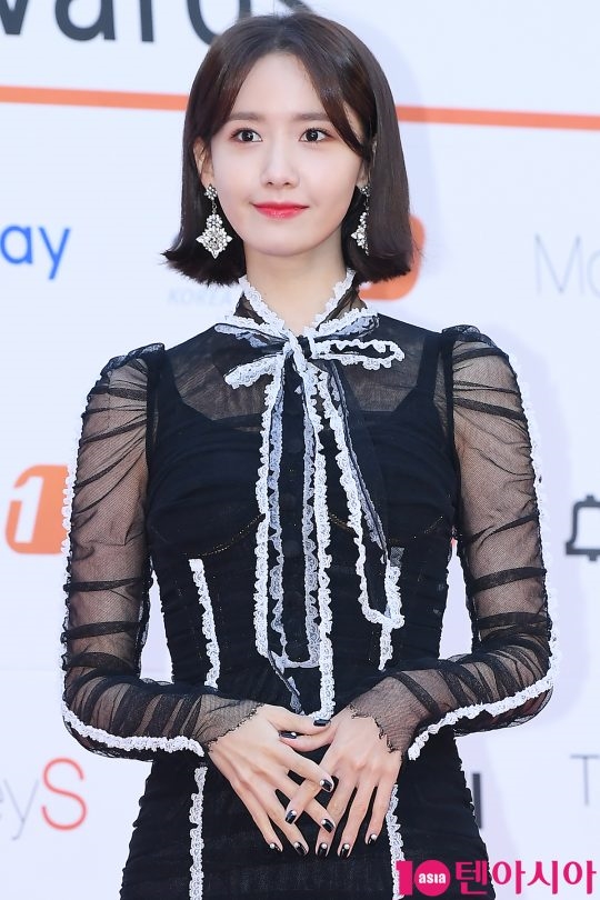 Yoona: bước từ tốn vào phòng tiệc là nguyên dàn hậu bối chào hỏi