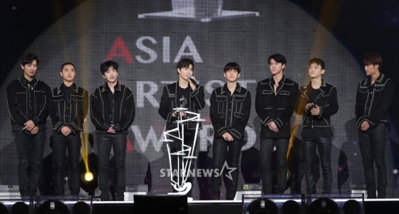AAA 2017: Yoona ôm liền hai giải, Seung Gi được chào đón nhất
