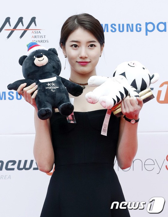 Suzy khi bất ngờ “đụng độ” bạn gái cũ của Lee Min Ho trên thảm đỏ