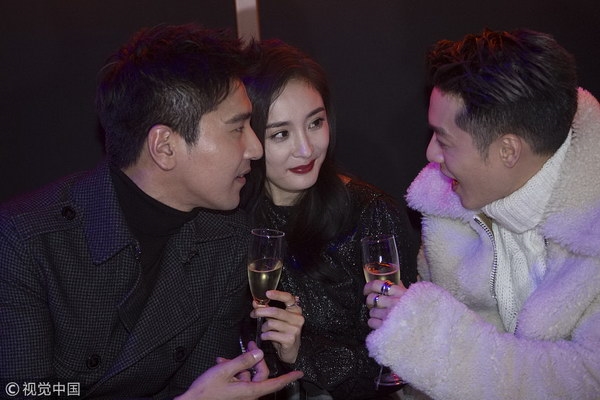 Dương Mịch - Triệu Hựu Đình vừa gặp đã mải 'tám' quên cả xung quanh