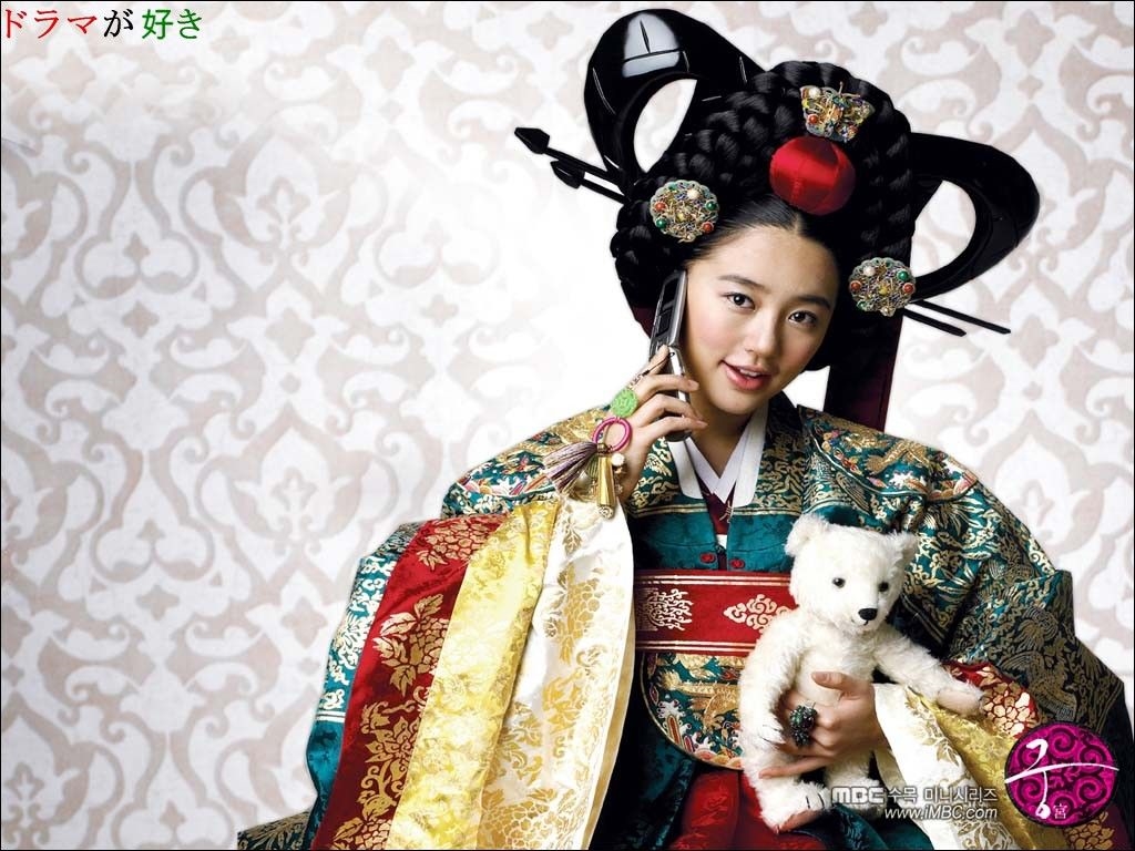 Yoon Eun Hye khoe nhà đẹp đầy phong cách trong show truyền hình mới