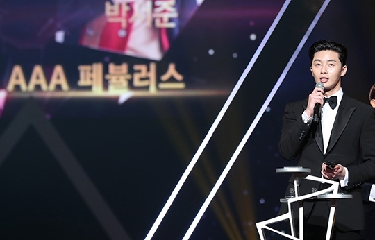 AAA 2017: Yoona ôm liền hai giải, Seung Gi được chào đón nhất