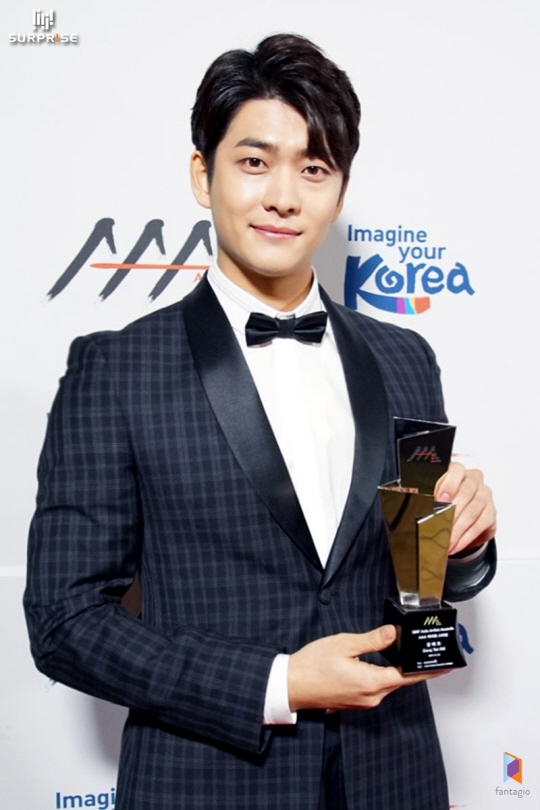 AAA 2017: Yoona ôm liền hai giải, Seung Gi được chào đón nhất