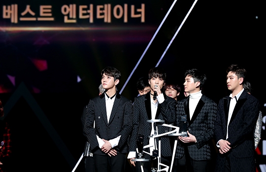 AAA 2017: Yoona ôm liền hai giải, Seung Gi được chào đón nhất
