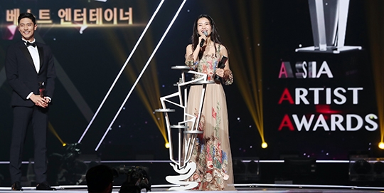 AAA 2017: Yoona ôm liền hai giải, Seung Gi được chào đón nhất