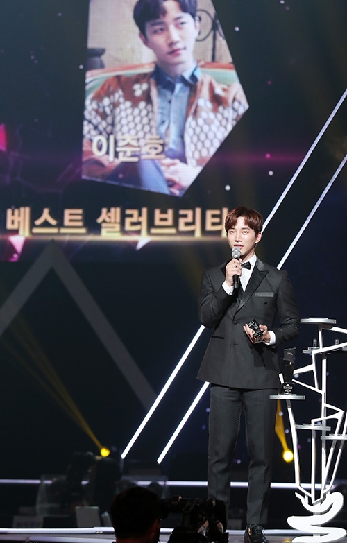 AAA 2017: Yoona ôm liền hai giải, Seung Gi được chào đón nhất